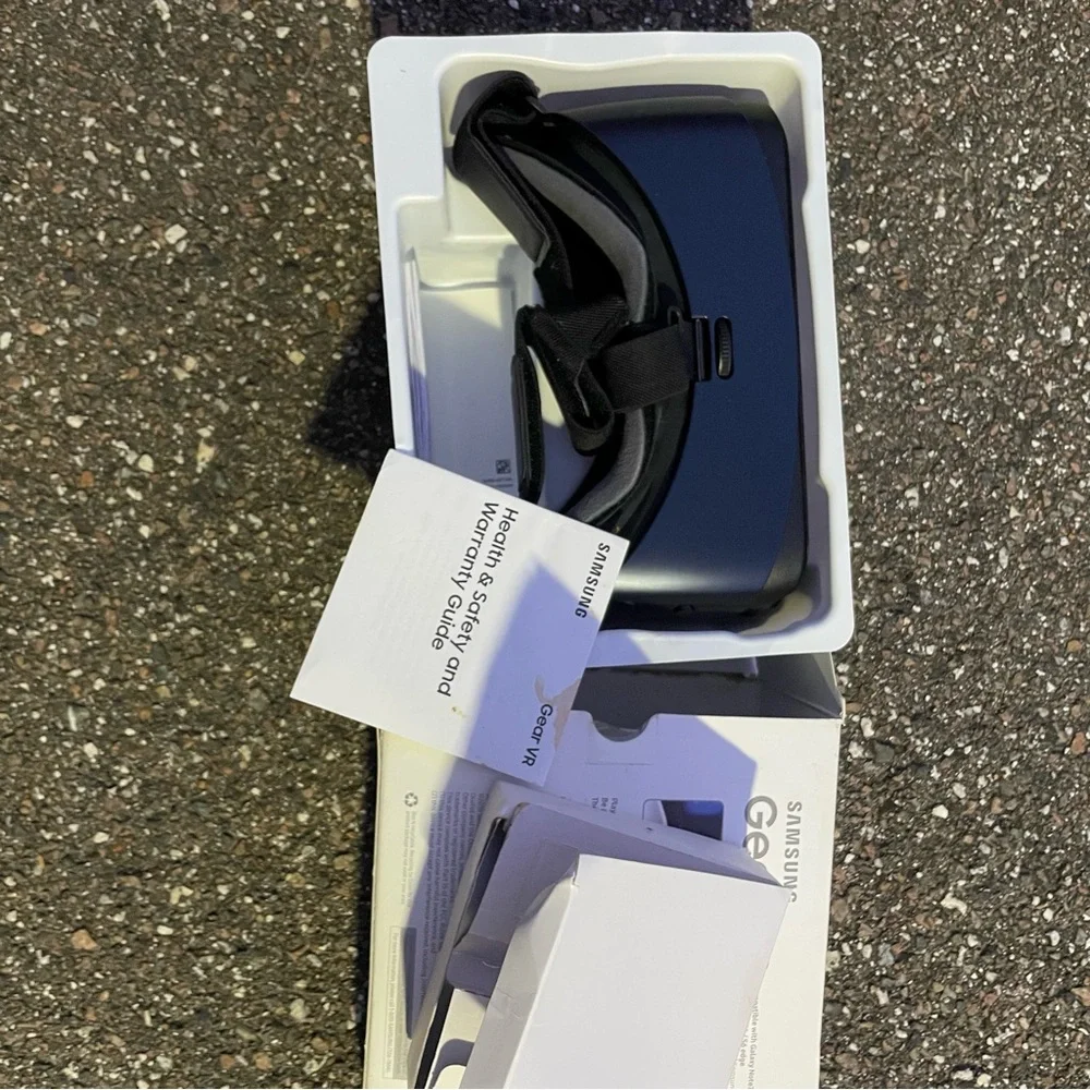 Samsung Gear VR Oculus Headset SM-R323 w/ Box Adapter Included